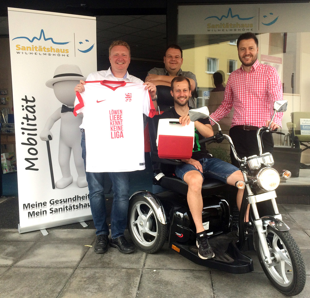 Tim Flügel, René Hofmann, KSV-Physio Tobias Bredow auf dem sportlichen Gefährt (gibt es unter anderem beim Sanitätshaus Wilhelmshöhe) und Michael Krannich Tim Flügel, René Hofmann, KSV-Physio Tobias Bredow auf dem sportlichen Gefährt (gibt es unter anderem beim Sanitätshaus Wilhelmshöhe) und Michael Krannich