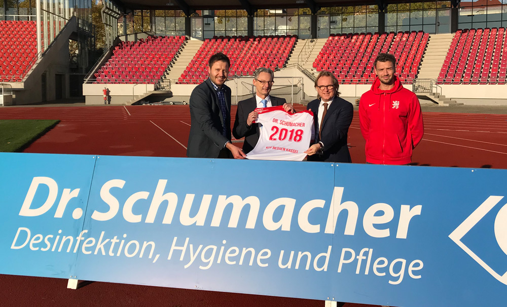 Dr. Schumacher verlängert mit dem KSV. v. l. n. r. KSV Geschäftsführer Michael Krannich / Dr. Schumacher Geschäftsführer / Michael Aupke / Dr. Schumacher GF Jens Schumacher und KSV-Kapitän Frederic Brill Dr. Schumacher verlängert mit dem KSV. v. l. n. r. KSV Geschäftsführer Michael Krannich / Dr. Schumacher Geschäftsführer / Michael Aupke / Dr. Schumacher GF Jens Schumacher und KSV-Kapitän Frederic Brill