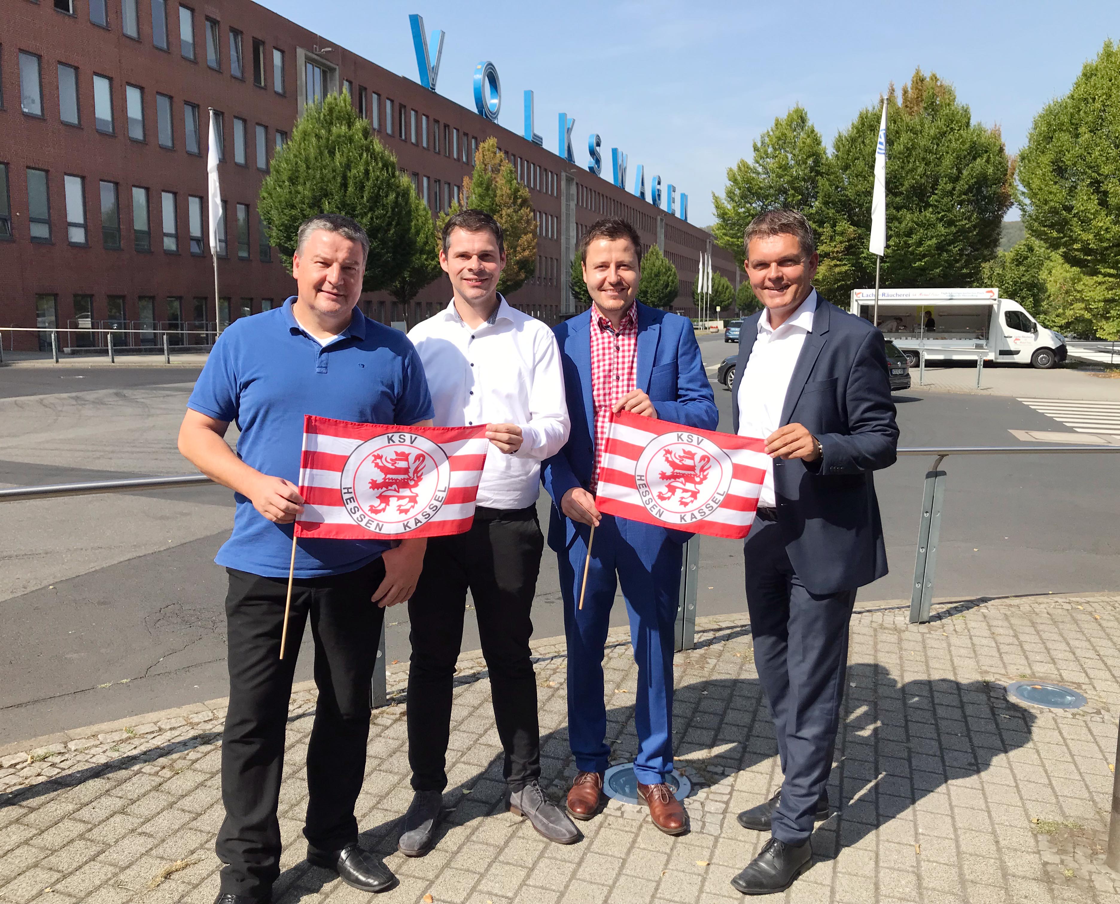 v.l.n.r.: Carsten Bätzold (VW-Betriebsratsvorsitzender), Daniel Bettermann (KSV-Marketingvorstand), Michael Krannich (KSV-Geschäftsführer), Heiko Hillwig (Leitung Kommunikation VW Kassel). v.l.n.r.: Carsten Bätzold (VW-Betriebsratsvorsitzender), Daniel Bettermann (KSV-Marketingvorstand), Michael Krannich (KSV-Geschäftsführer), Heiko Hillwig (Leitung Kommunikation VW Kassel).